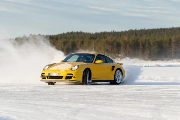 achtergrondafbeelding porsche driftend op het ijs