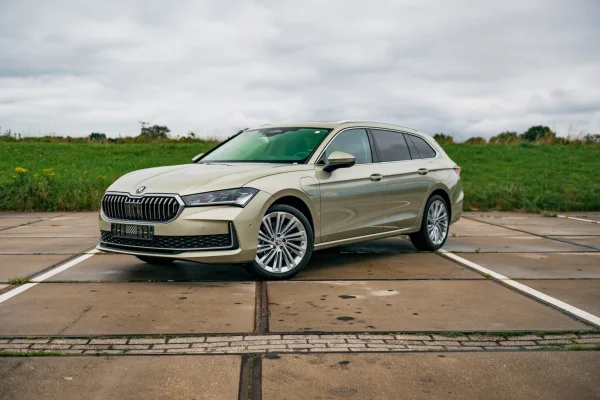 hoofdafbeelding Skoda Superb Combi Plug-in Hybrid uit 2025